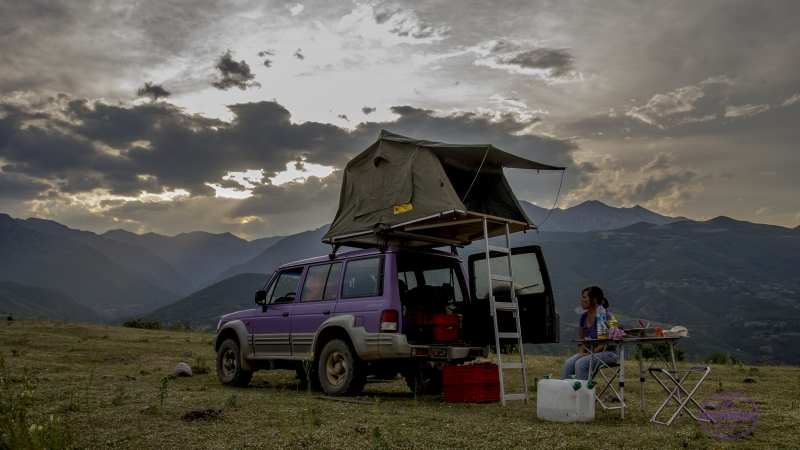 albanien-dachzelt-gelaendewagen-camp