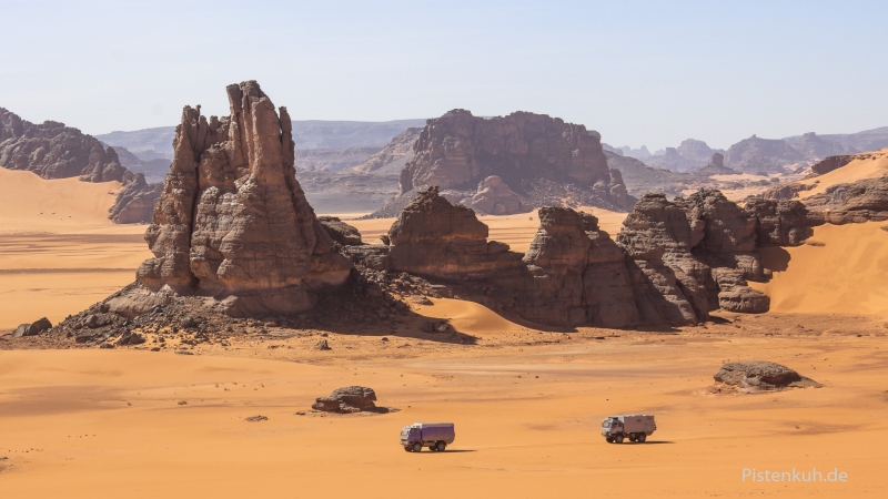landschaft-wueste-fahrzeuge-offroad