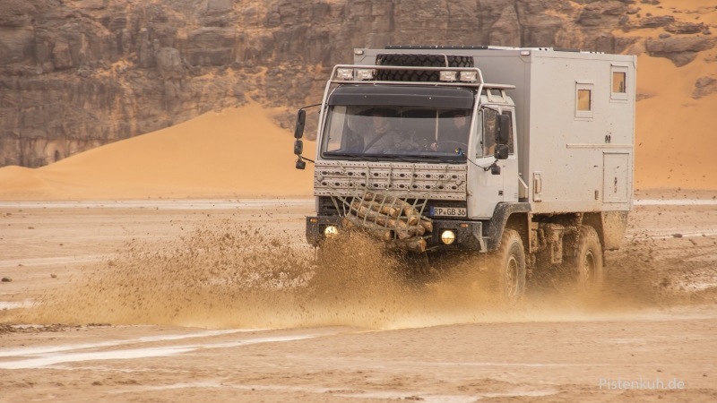 steyr-im-schlamm-offroad-algerien