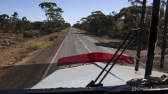 Roadtrain-Australien-On-Roa