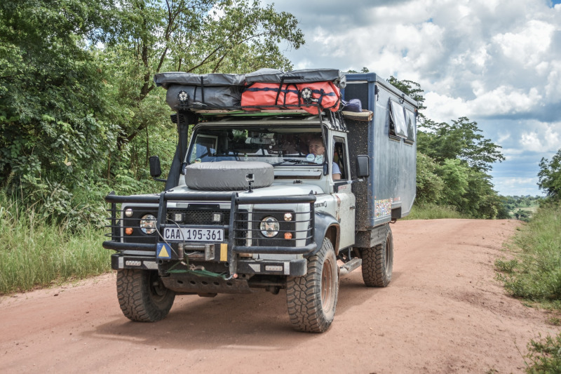 Land-Rover-Defender-travel-piste
