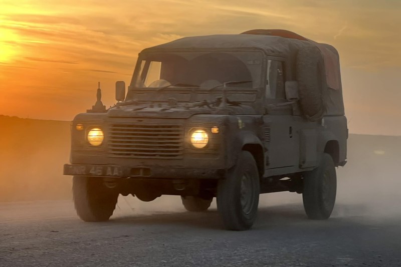 Landrover-Defender-Sonnenuntergang-Meer