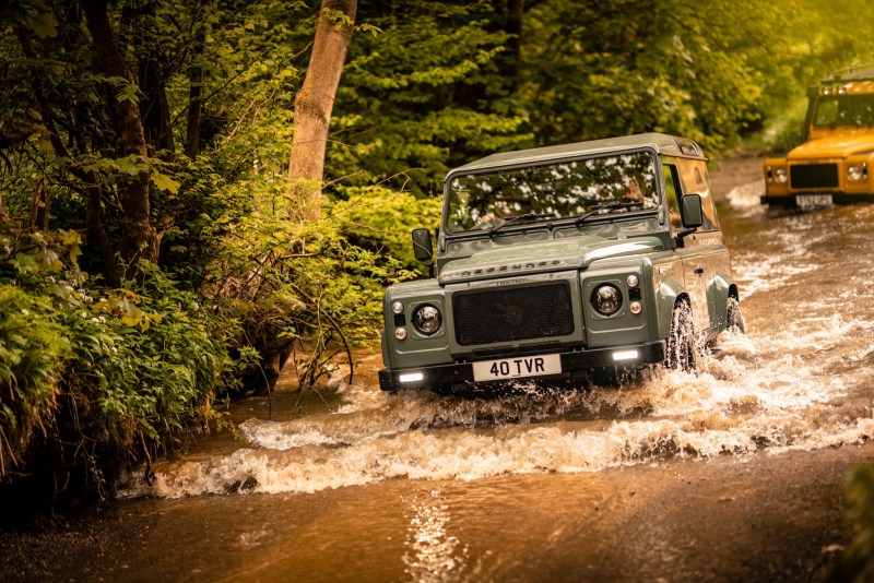 Landrover-Defender-rivercrossing