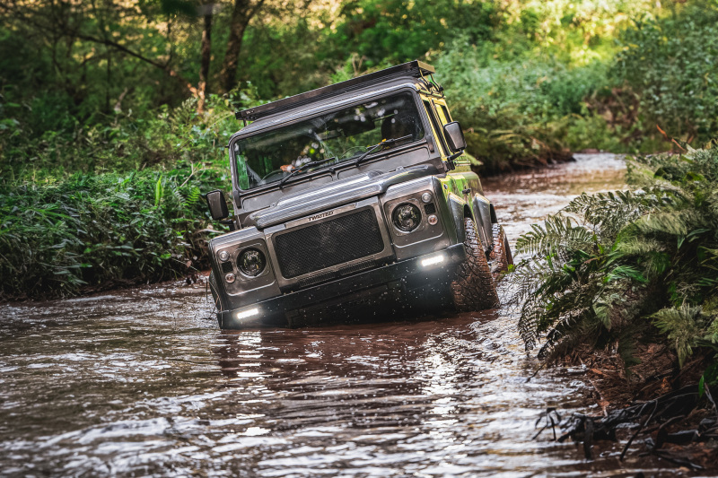 Landrover-Defender-travel-river-crossing-front