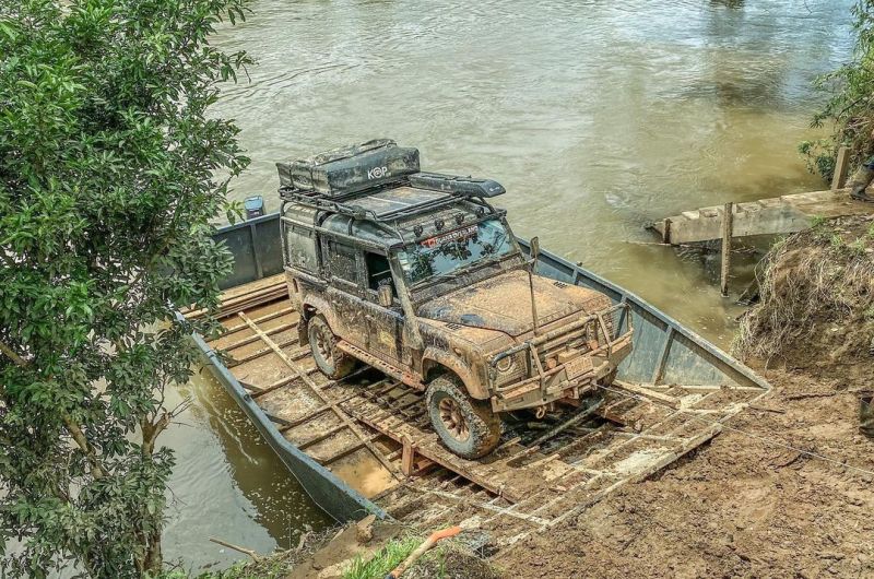Landrover-Defender-travel-river-ferry2