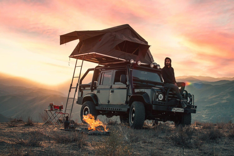 Landrover-Doppelcab-Dachzelt-Lagerfeuer