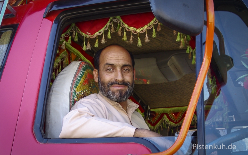 Pakistan-Mann-Lastwagenfahrer