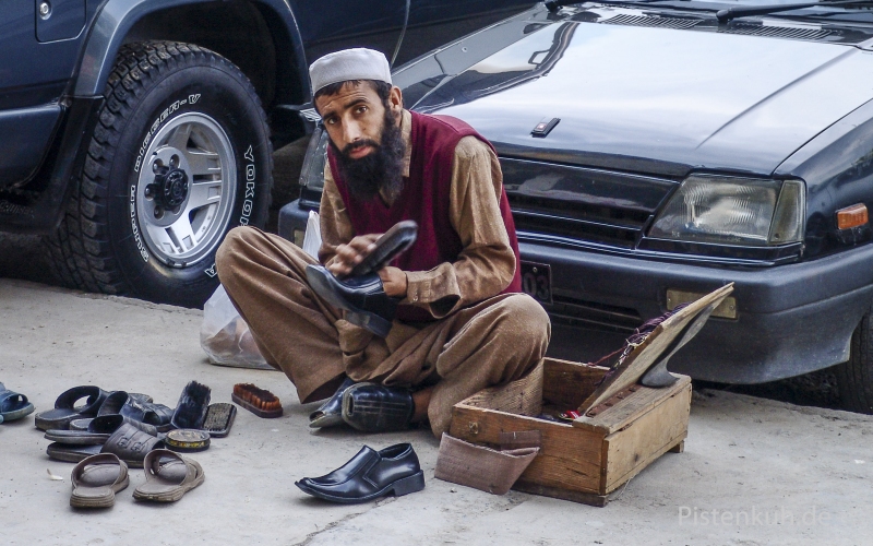Pakistan-Mann-Schuhputzer