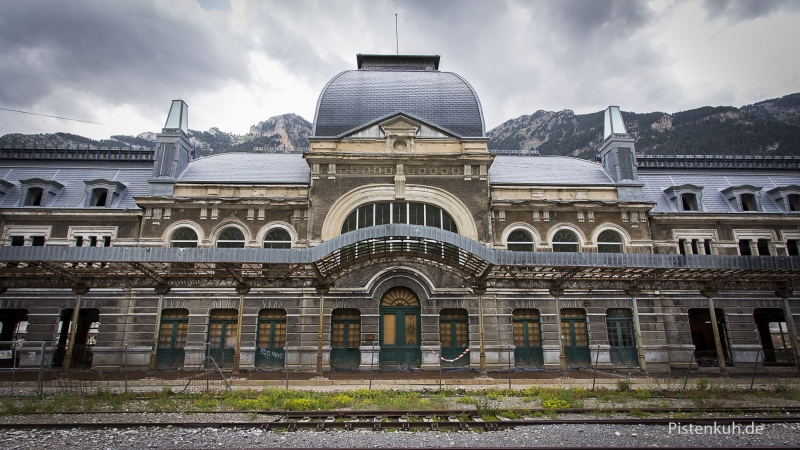 Empfangsgebäude des lost place Bahnhof Canfrance