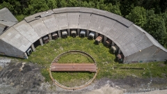 Im Verfall befindlichen Ringlokschuppen stehen Wagen, die vor sich hin rosten und von Vandalen zerstört wurden.