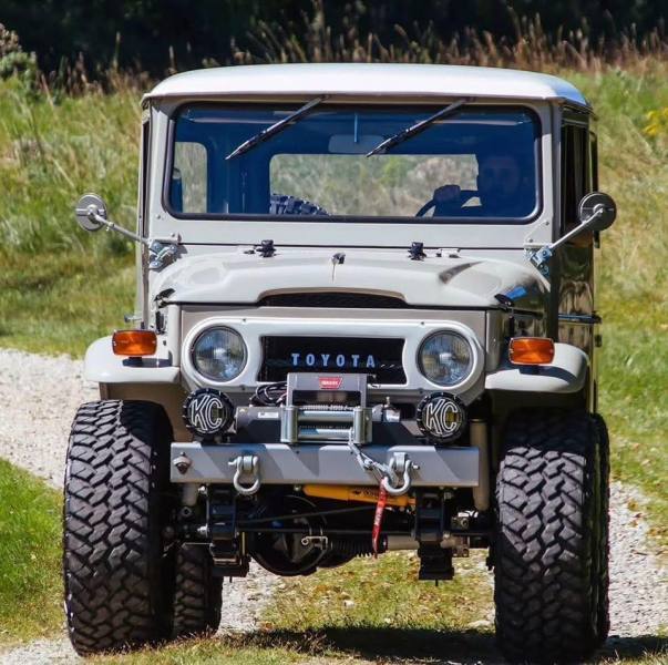 Toyota-Land-Cruiser-BJ42-front-1