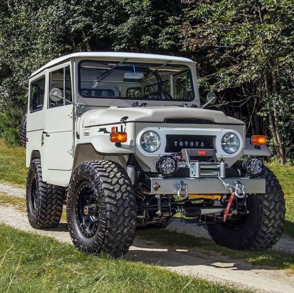 Toyota-Land-Cruiser-BJ42-front
