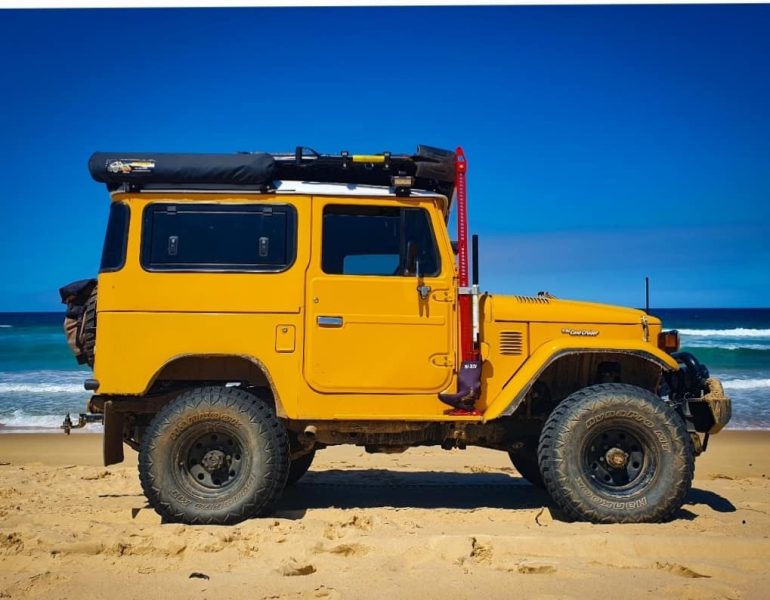 land-cruiser-bj42-beach