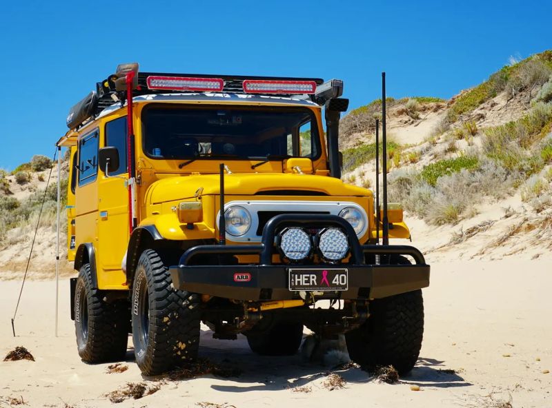 landcruiser-bj42-gelb-strand