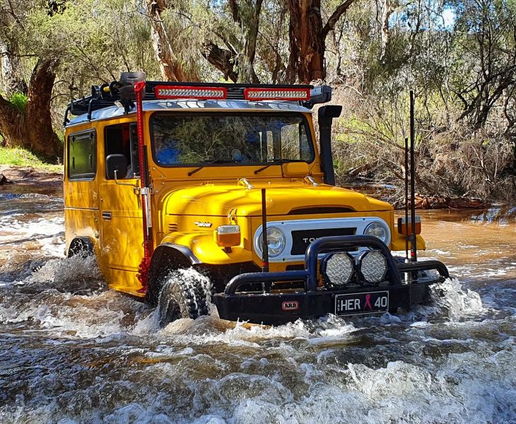 landcruiser-bj42-rivercrossing