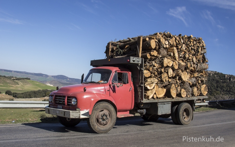 Bedford-Lkw-Holzladung-Marokko