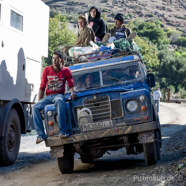 Verkehr-Land-Rover-Marokko-Leute