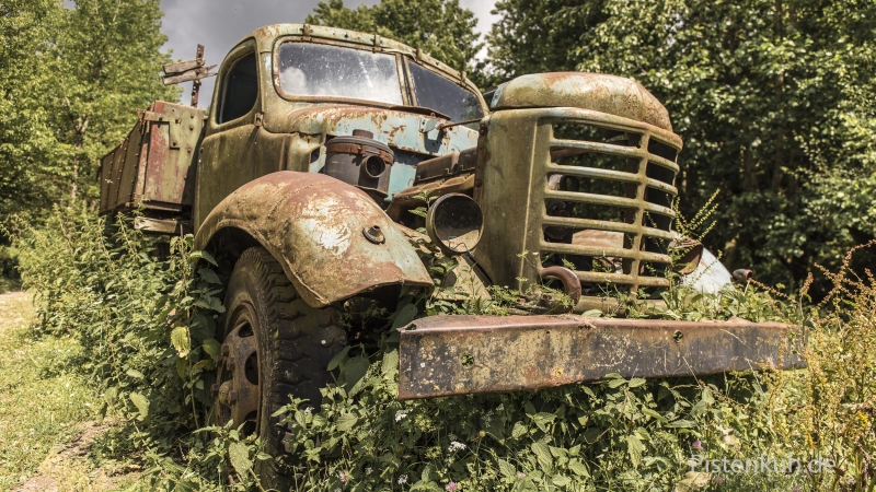 Schrottauto-Lastwagen-Verrostet