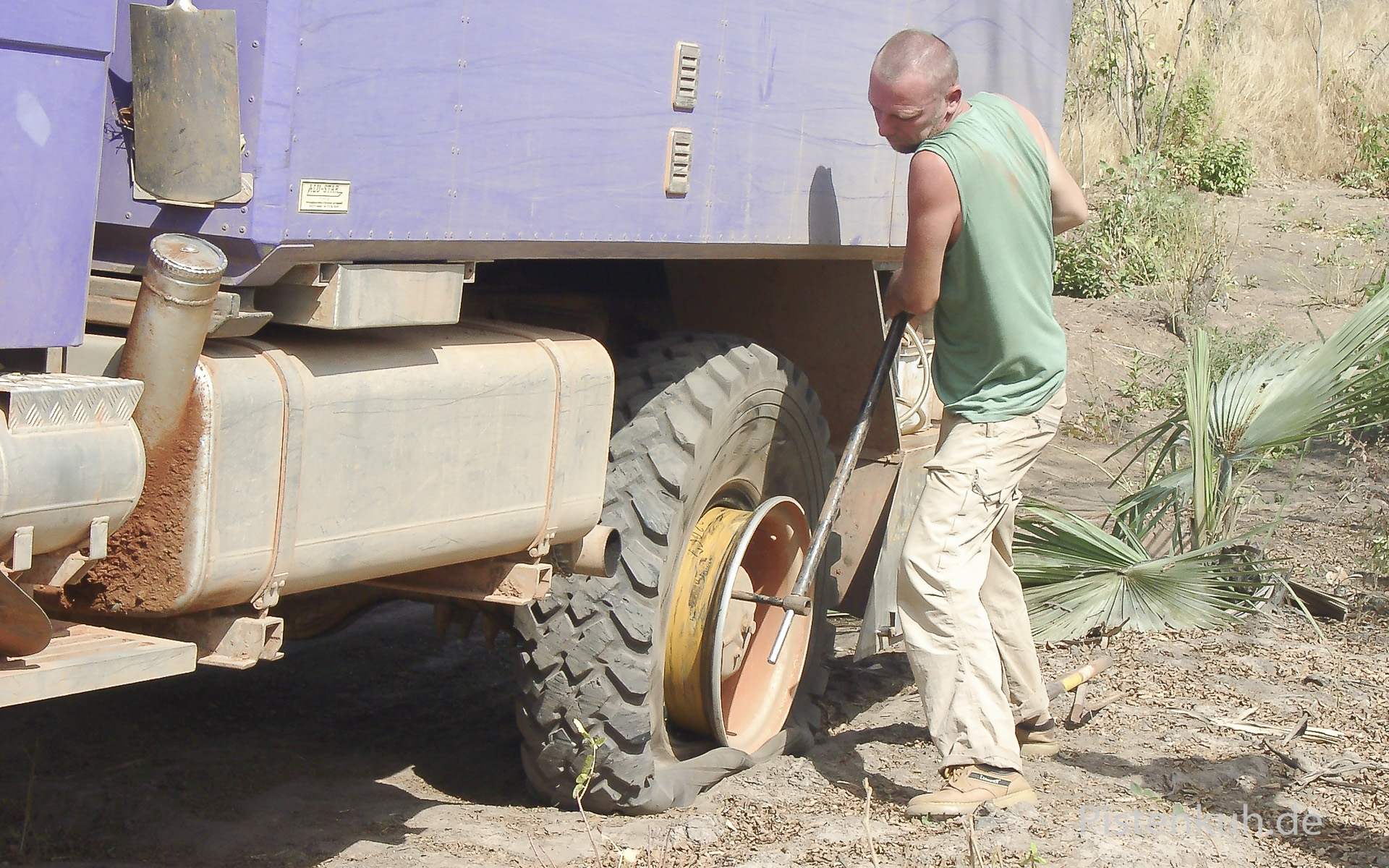Reifenpanne im Busch von Mali