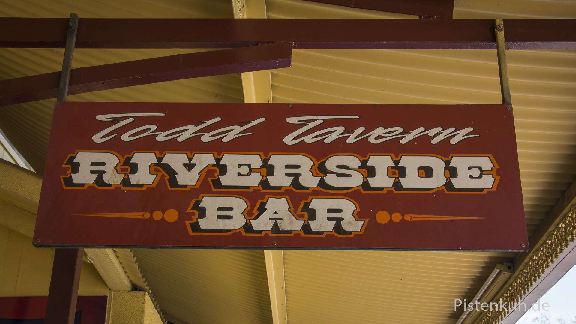Todd Tavern - Riverside Bar - Animal Bar - Pistenkuh