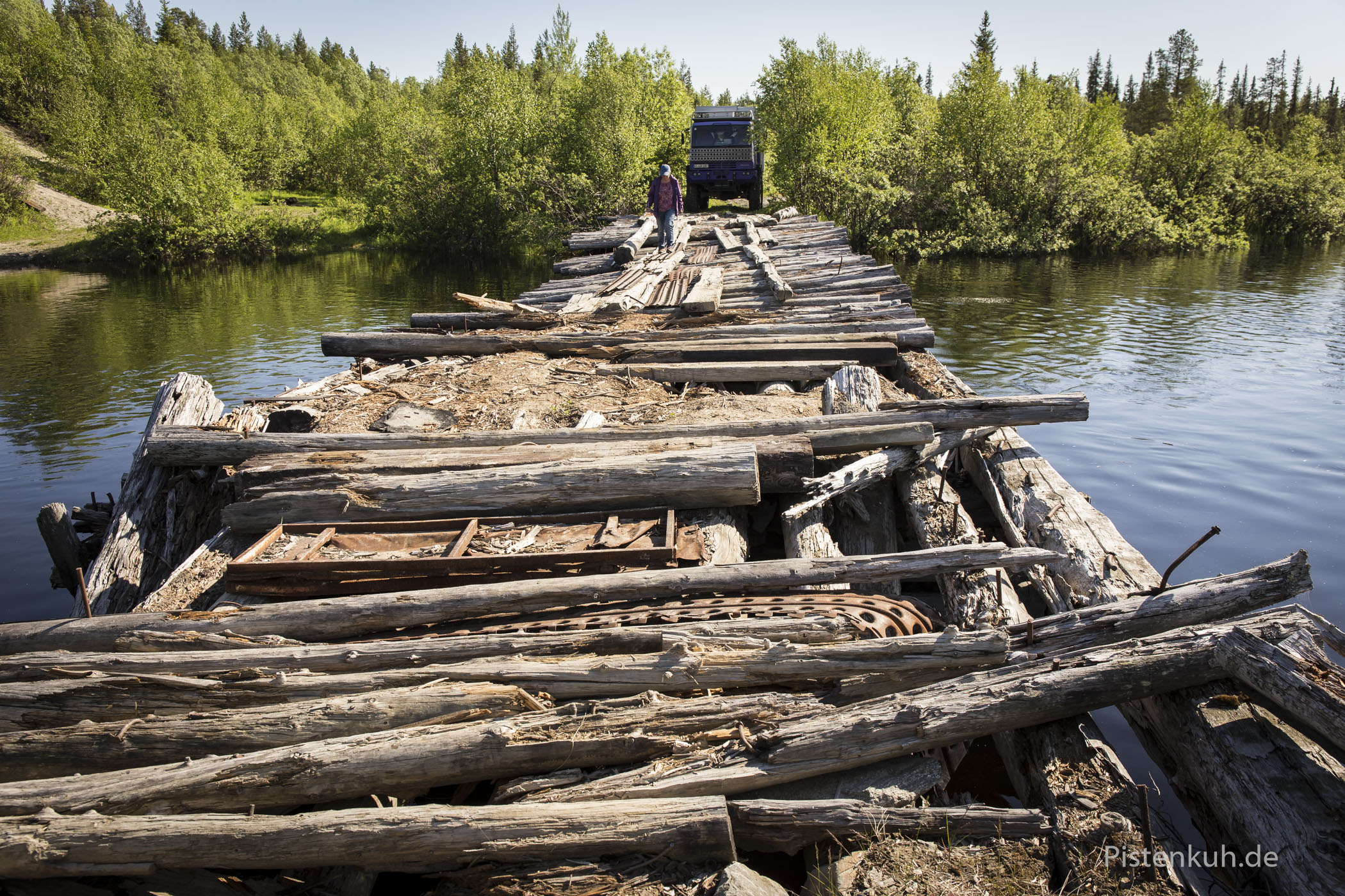 Verfallene Holzbrücken in der Arktis. Zum Glück gibt es eine Umfahrung.