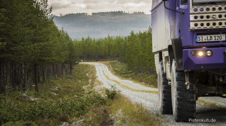 Unterwegs auf staubigen Schotterpisten in den Wäldern von Schweden