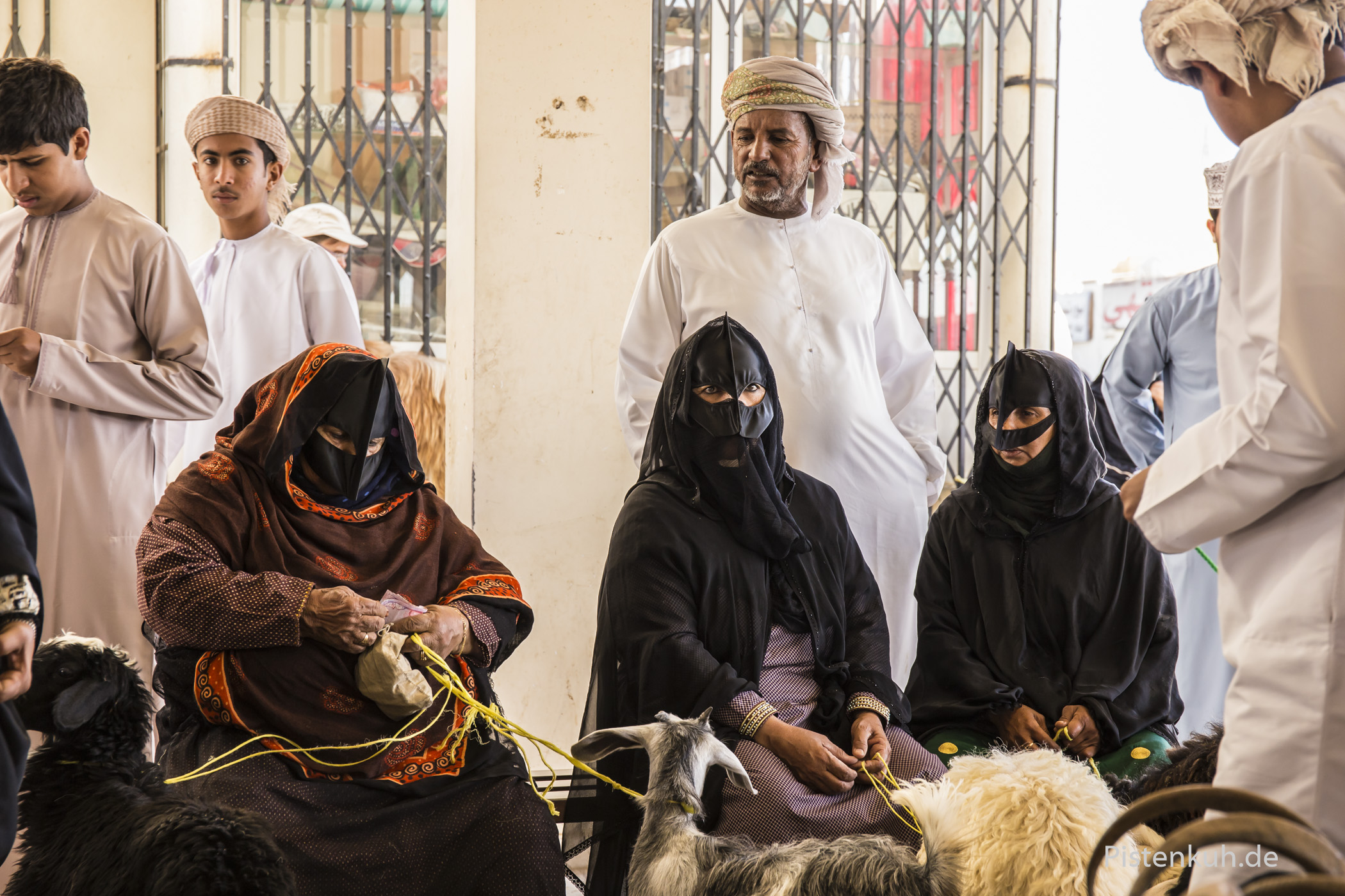 Frauen traditionell auf dem Viehmarkt in Oman