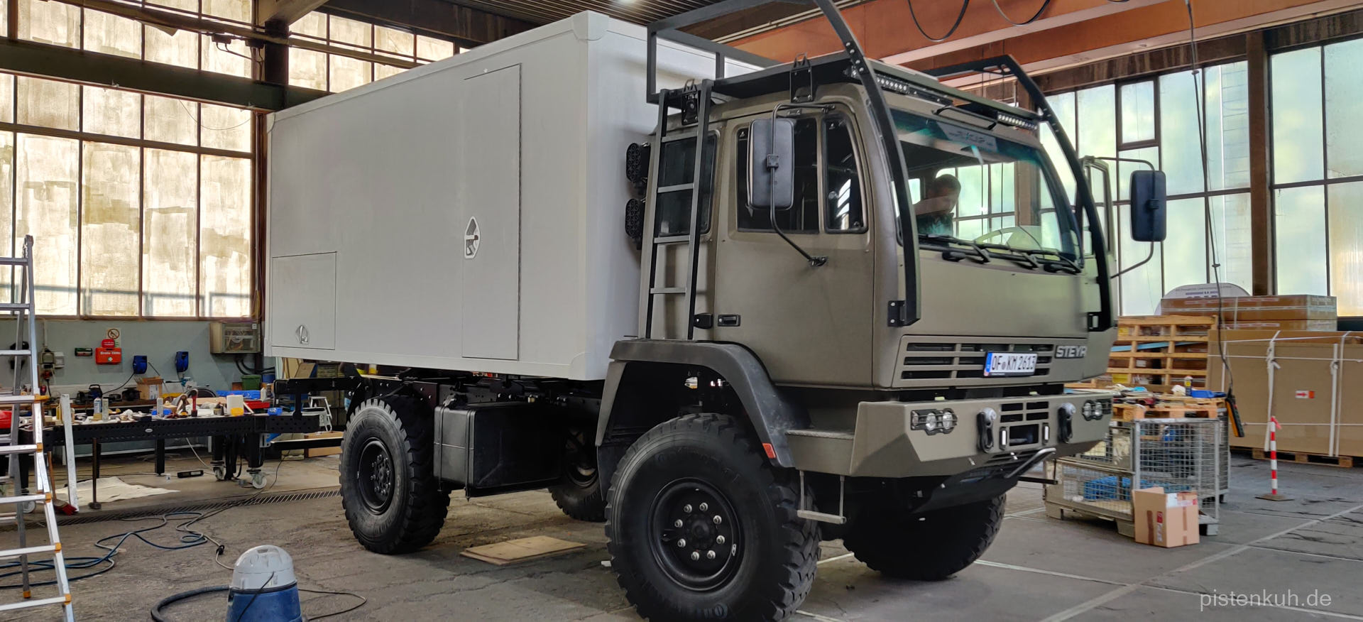Leerkabine GFK auf Steyr 12m18