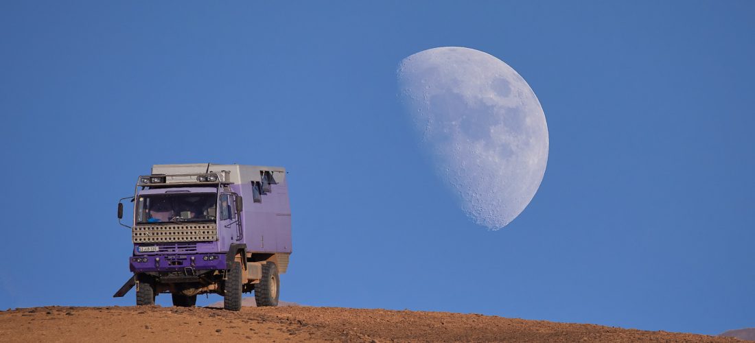 Großer Mond mit Fahrzeug – Wie das Bild entstand